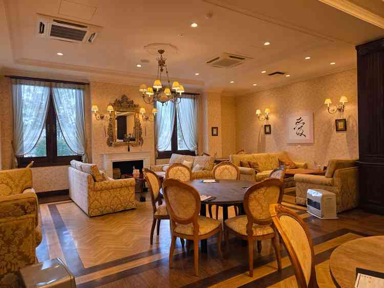 挙式会場の待合室。普段ではカフェとしても使えるそうです。入り口を飾りつけることができるそうです。