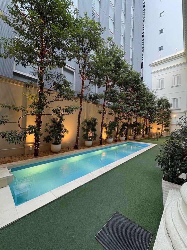 ガーデンプールも緑と照明の演出が素敵でした。