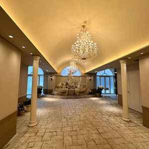 本式場の入口です。白基調であり彫像やシャンデリアが上質感を演出していました。