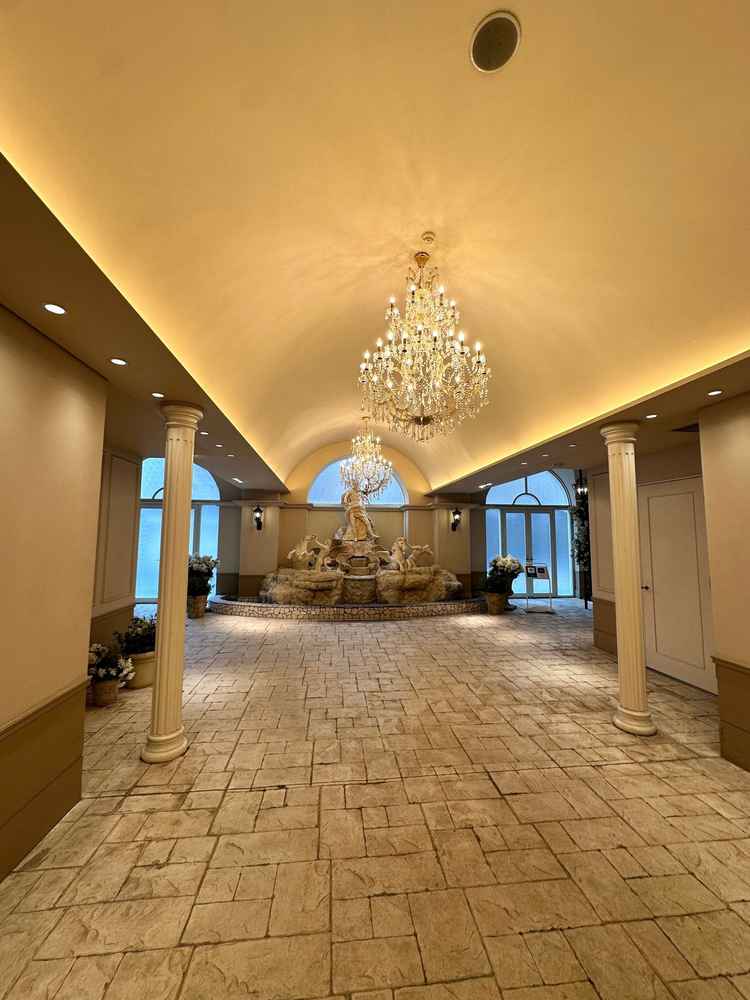 本式場の入口です。白基調であり彫像やシャンデリアが上質感を演出していました。