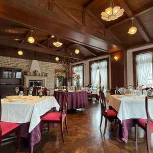 ウッドテイストの素敵な披露宴会場。レストランですが、控え室やお支度部屋、エレベーターもありました。