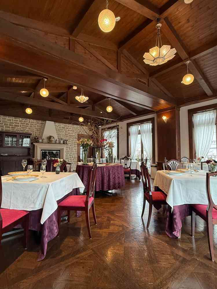 ウッドテイストの素敵な披露宴会場。レストランですが、控え室やお支度部屋、エレベーターもありました。