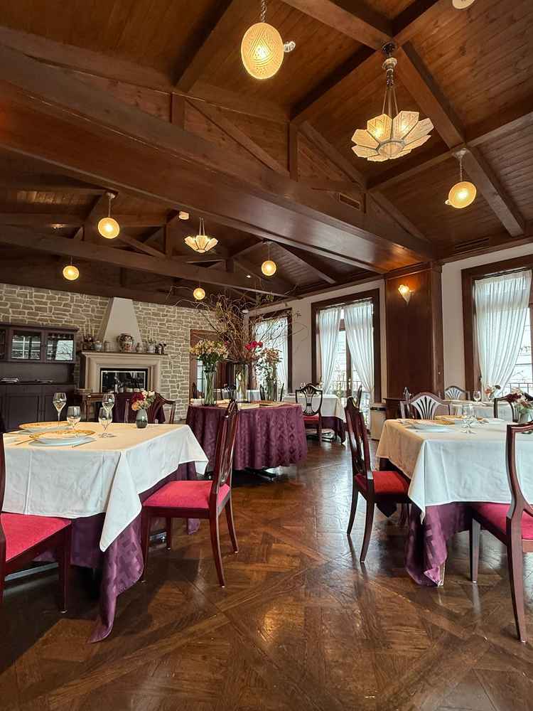 ウッドテイストの素敵な披露宴会場。レストランですが、控え室やお支度部屋、エレベーターもありました。