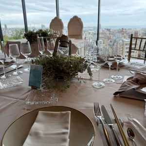 上品で清潔感のあるテーブル。誰でも食べやすいようにお箸も用意されていて安心。ロケーションも良い。