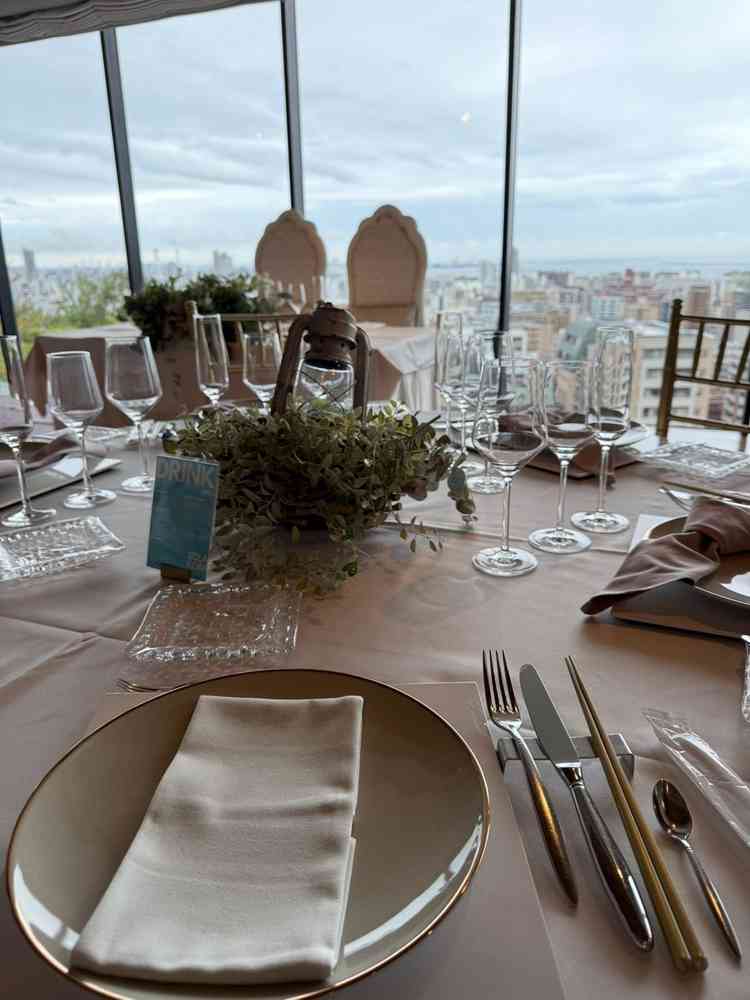 上品で清潔感のあるテーブル。誰でも食べやすいようにお箸も用意されていて安心。ロケーションも良い。