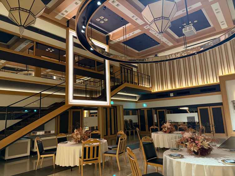 写真通りの印象で、大階段から入場する際のライトアップやフレームの演出は他会場にない魅力がありました。