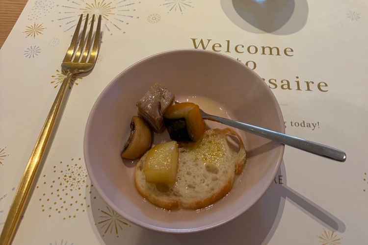 お食事はその場で作っていただいたものを豪華な披露宴会場でいただいた。