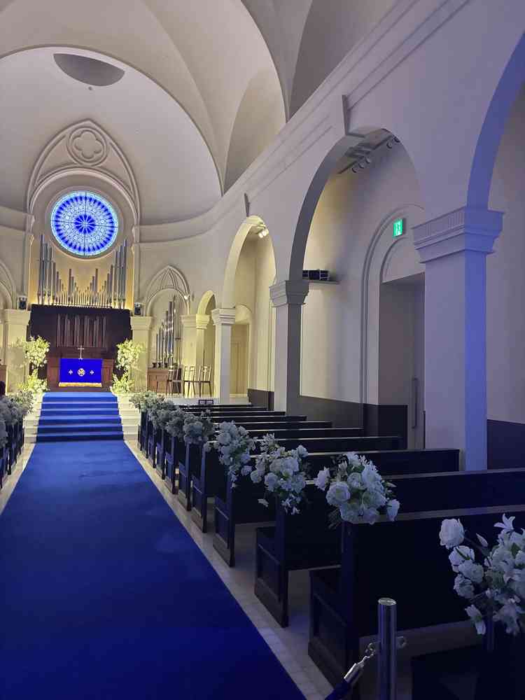 青いバージンロードのあるチャペル。天井高くて圧倒されました。