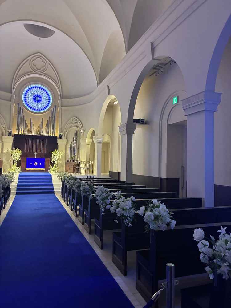 青いバージンロードのあるチャペル。天井高くて圧倒されました。