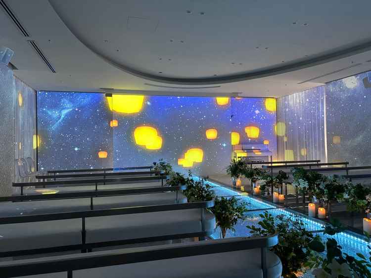 挙式会場。モニターを下ろすことができ、プロジェクションマッピングが可能です。