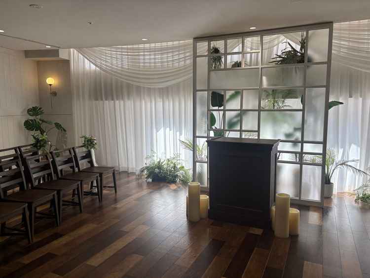 式場。説明いただいた通り、バージンロードは短く、広さも狭めで椅子がずらっと敷き詰められている印象でし