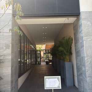 この奥には披露宴会場があり、ここから入る大きさの車であれば、披露宴会場に自分の車を置くことも出来る。