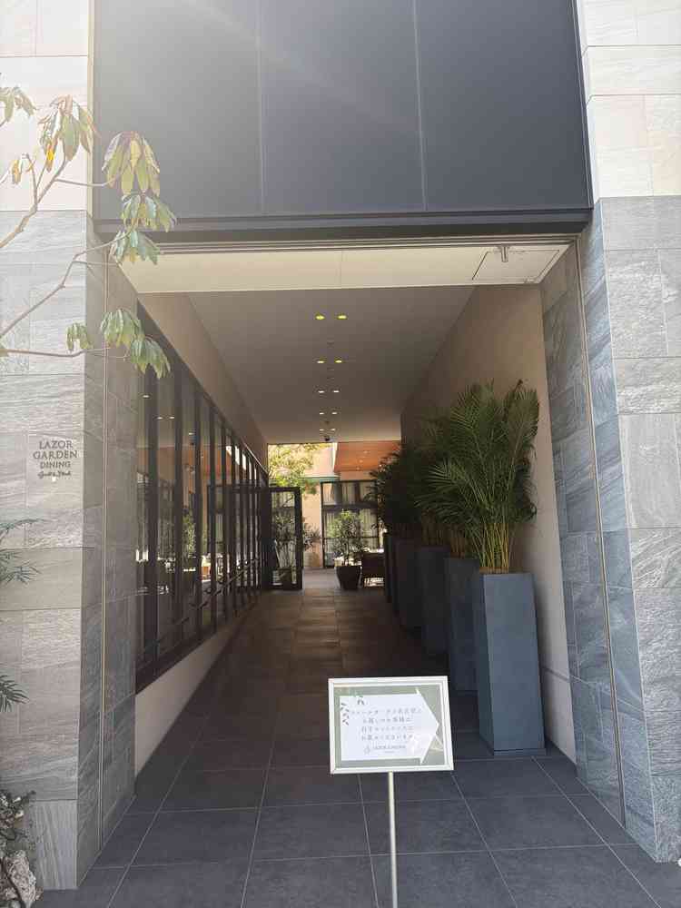 この奥には披露宴会場があり、ここから入る大きさの車であれば、披露宴会場に自分の車を置くことも出来る。