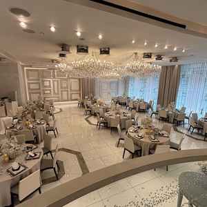 階段上から見た披露宴会場。新郎新婦はここから入場する。