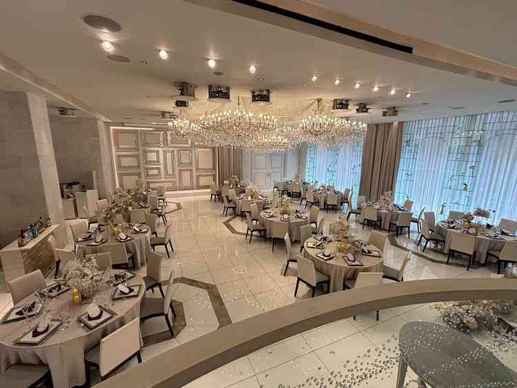 階段上から見た披露宴会場。新郎新婦はここから入場する。