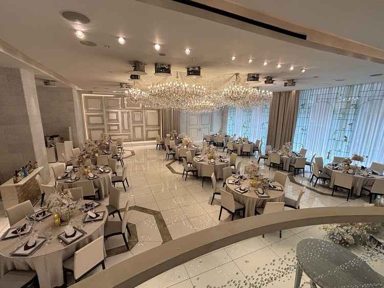 階段上から見た披露宴会場。新郎新婦はここから入場する。