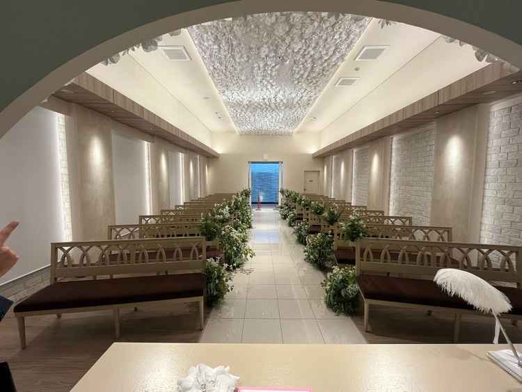 チャペル。人前式で新郎新婦が立つ側。天候は曇りだったが問題なし。ゲストの顔もしっかり見ることができる