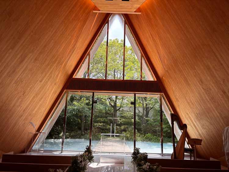 檜の香りが感じられるチャペルでした。