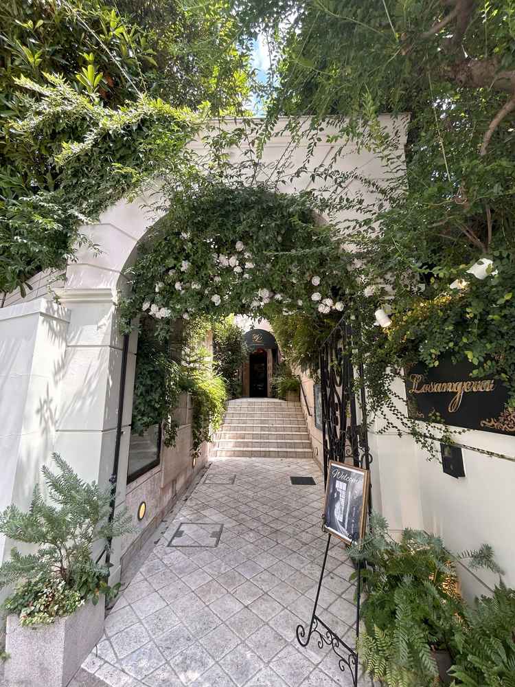 入り口は緑が多く、爽やかな雰囲気だった。