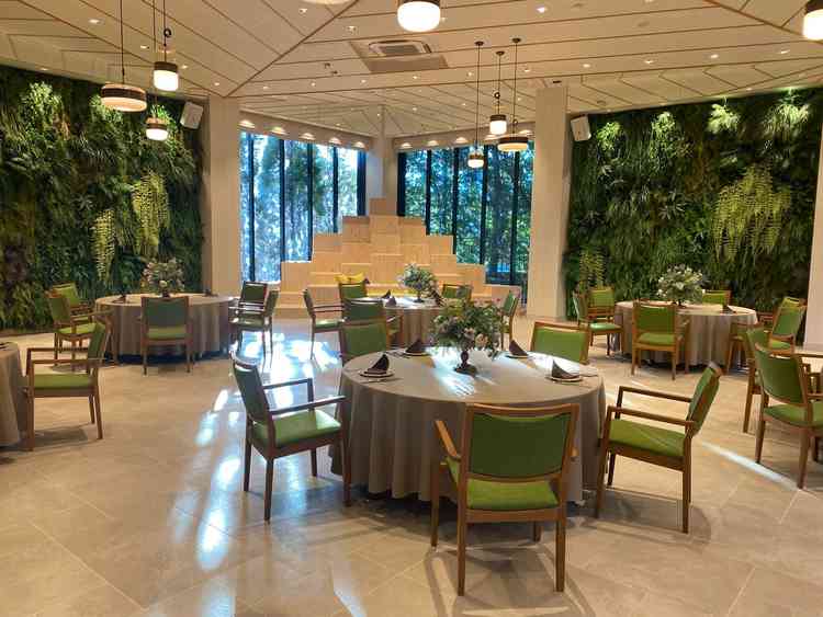 緑たくさんの披露宴会場。配置や常設の備品がおしゃれです