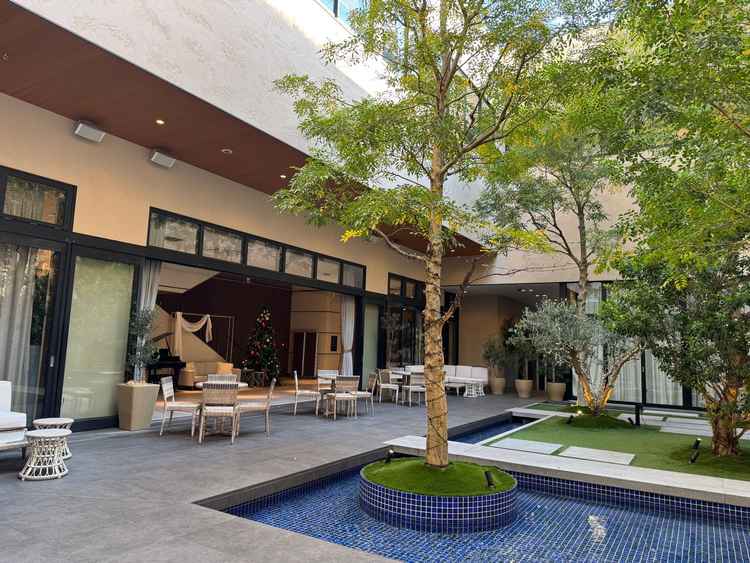 披露宴会場の横にガーデンがあり、開放的でゲストも過ごしやすい雰囲気