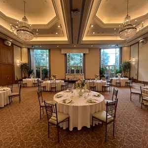 披露宴会場。伝統的な雰囲気と大窓による採光性が良い。