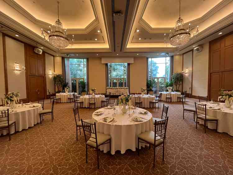 披露宴会場。伝統的な雰囲気と大窓による採光性が良い。