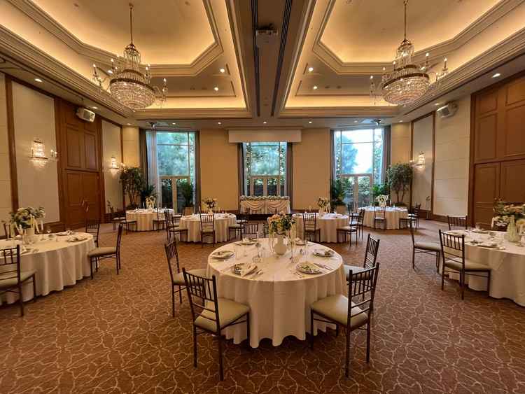 披露宴会場。伝統的な雰囲気と大窓による採光性が良い。