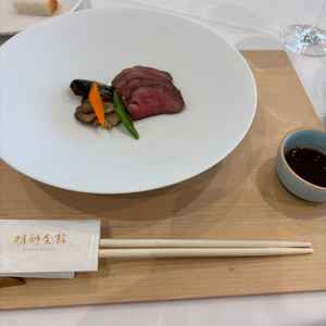 お肉のメイン料理。一皿で3種類の食べ方ができ、楽しみながら食事ができた。