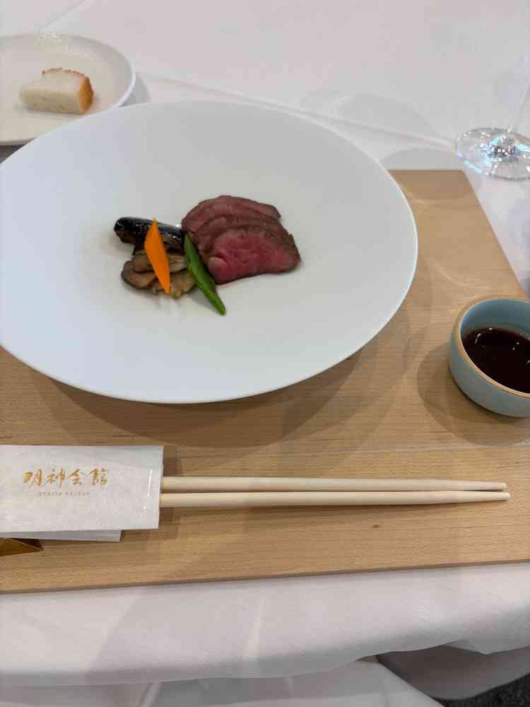 お肉のメイン料理。一皿で3種類の食べ方ができ、楽しみながら食事ができた。