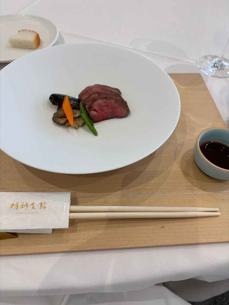 お肉のメイン料理。一皿で3種類の食べ方ができ、楽しみながら食事ができた。