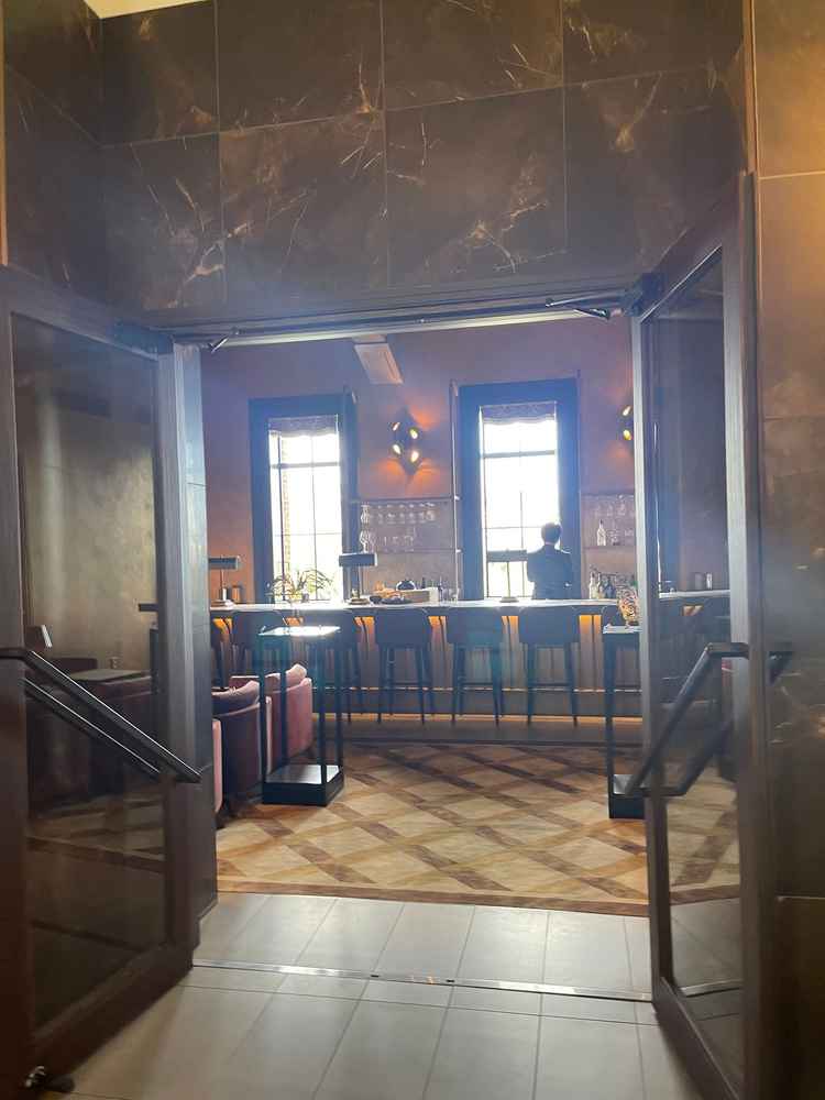 とても明るく上品な雰囲気で、友人たちもリラックスして過ごせそうな素敵な控え室でした。