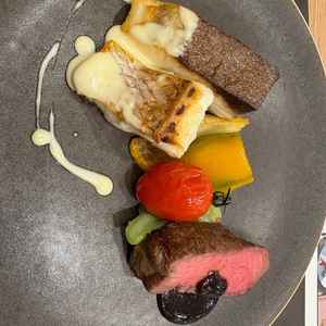 綺麗に盛り付けられたメインプレート