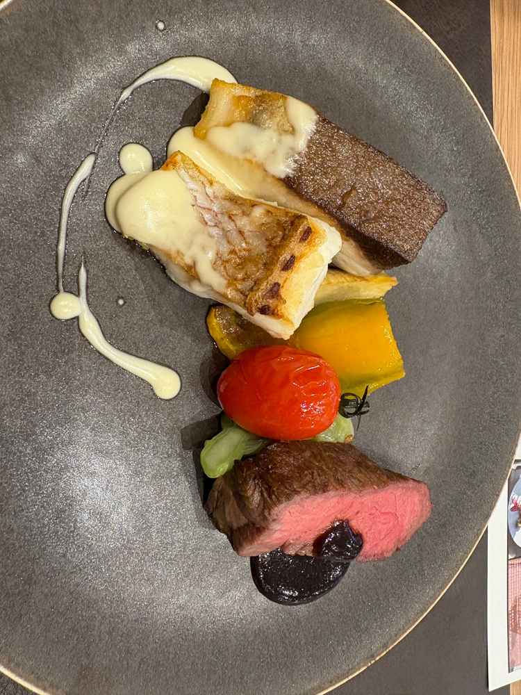 綺麗に盛り付けられたメインプレート