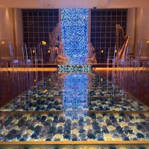 床下に青い薔薇が埋め込まれており、シンプルめな室内であったが、青色のバラとのバランスが取れていた。