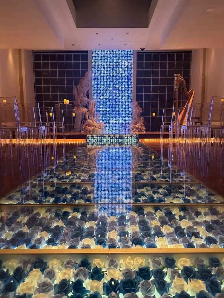 床下に青い薔薇が埋め込まれており、シンプルめな室内であったが、青色のバラとのバランスが取れていた。