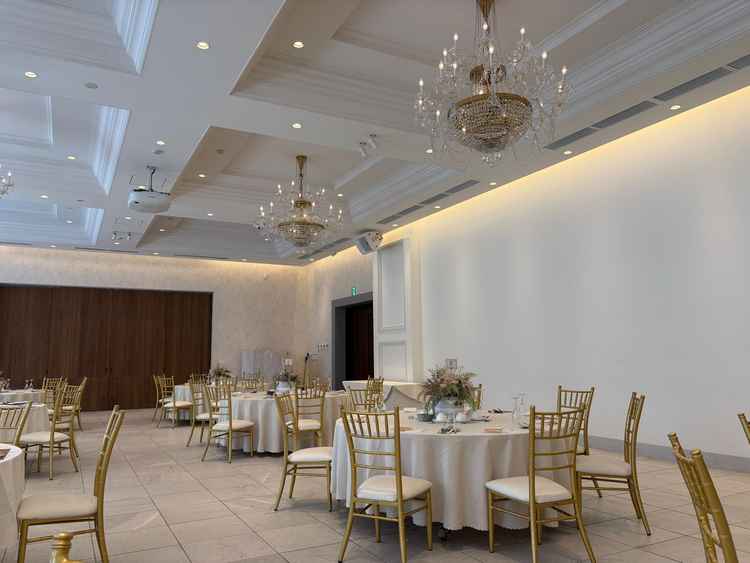 また雰囲気が違う披露宴会場は真っ白に包まれウエディングドレスとマッチしていてとても素敵な空間でした。