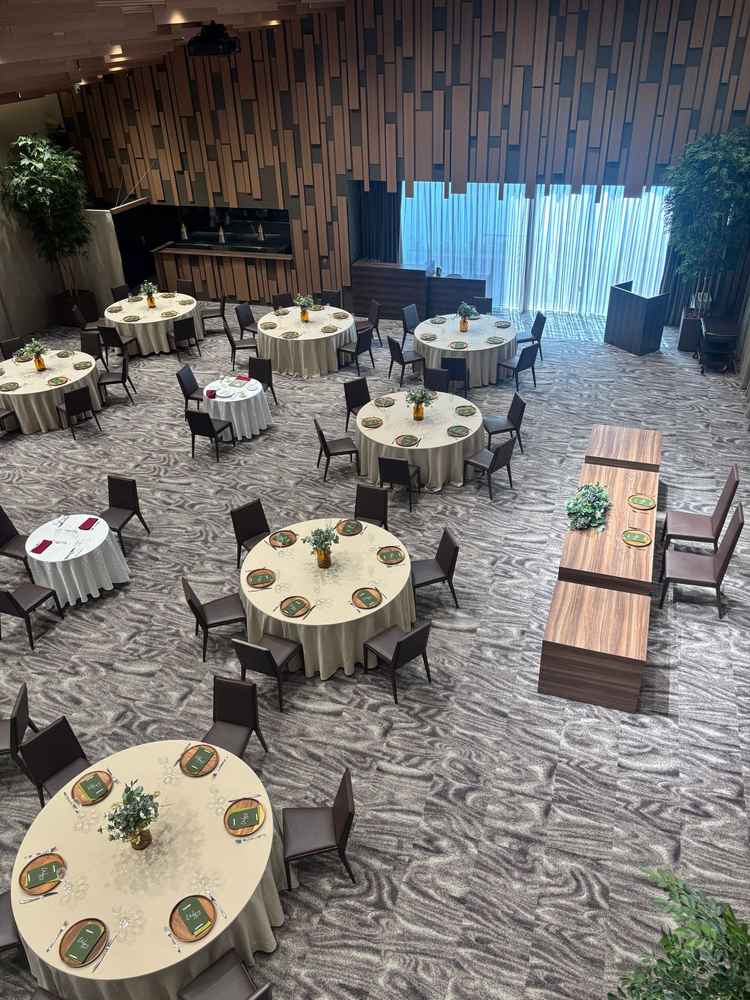 披露宴会場(木漏日)の全体写真。隈研吾氏デザインとのことで木目調の雰囲気が好印象でした。