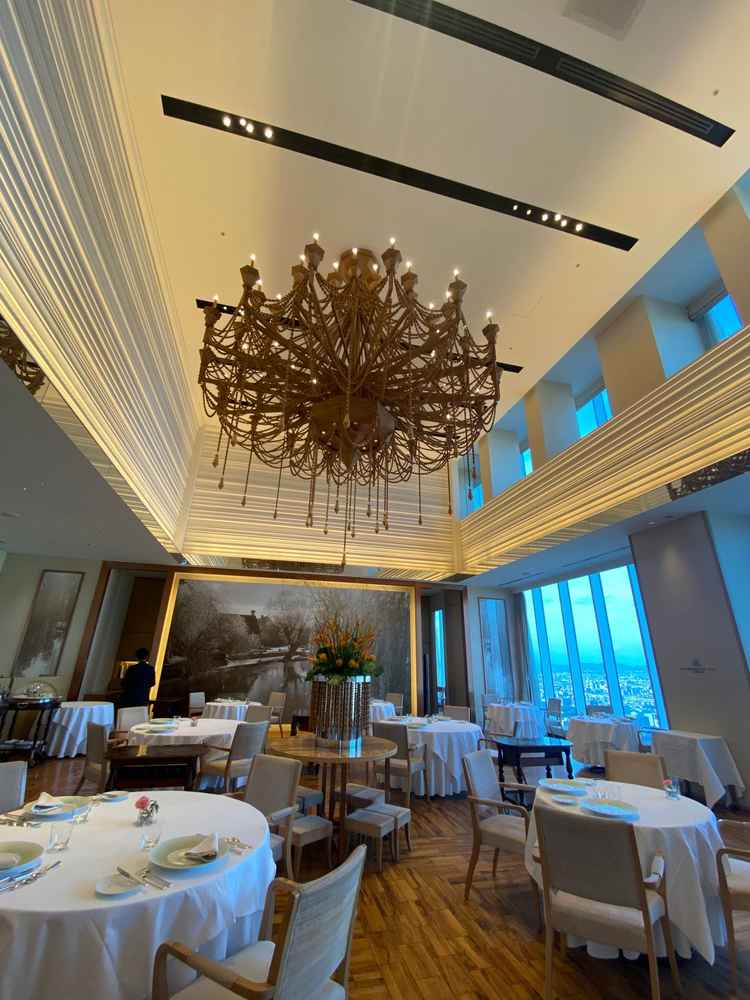 披露宴・食事会会場。木製のシャンデリアが写真で見るより大きくインパクトがあった。