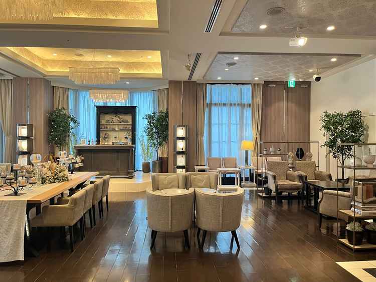 参列者の控室。昔は披露宴会場だったところを利用しているので広々していて文句なしの控室。