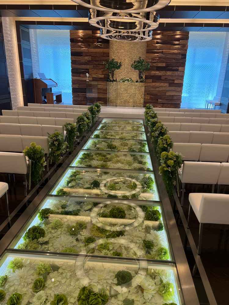 チャペルの写真。式場の推しである花の通路が綺麗でした。