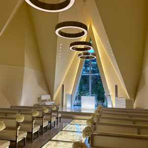 チャペル1 アイボリーの暖かい色味で、幻想的。建物が8角形になっており、印象的だった。