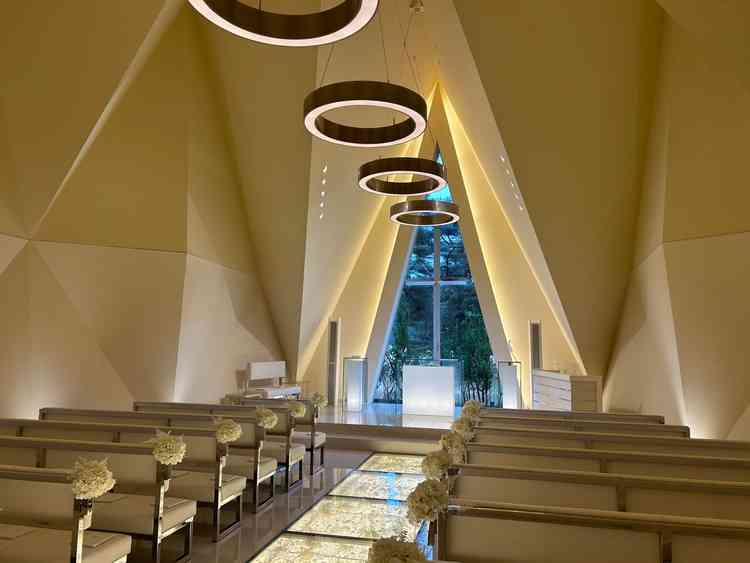 チャペル1 アイボリーの暖かい色味で、幻想的。建物が8角形になっており、印象的だった。