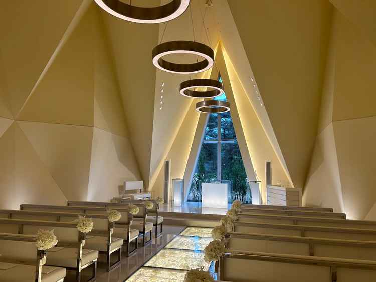 チャペル1 アイボリーの暖かい色味で、幻想的。建物が8角形になっており、印象的だった。