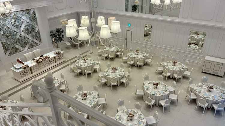 白を基調とする広々とした会場で、2階から登場する演出も可能です。