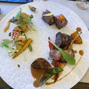 盛り付けが美しいお魚とお肉料理です。