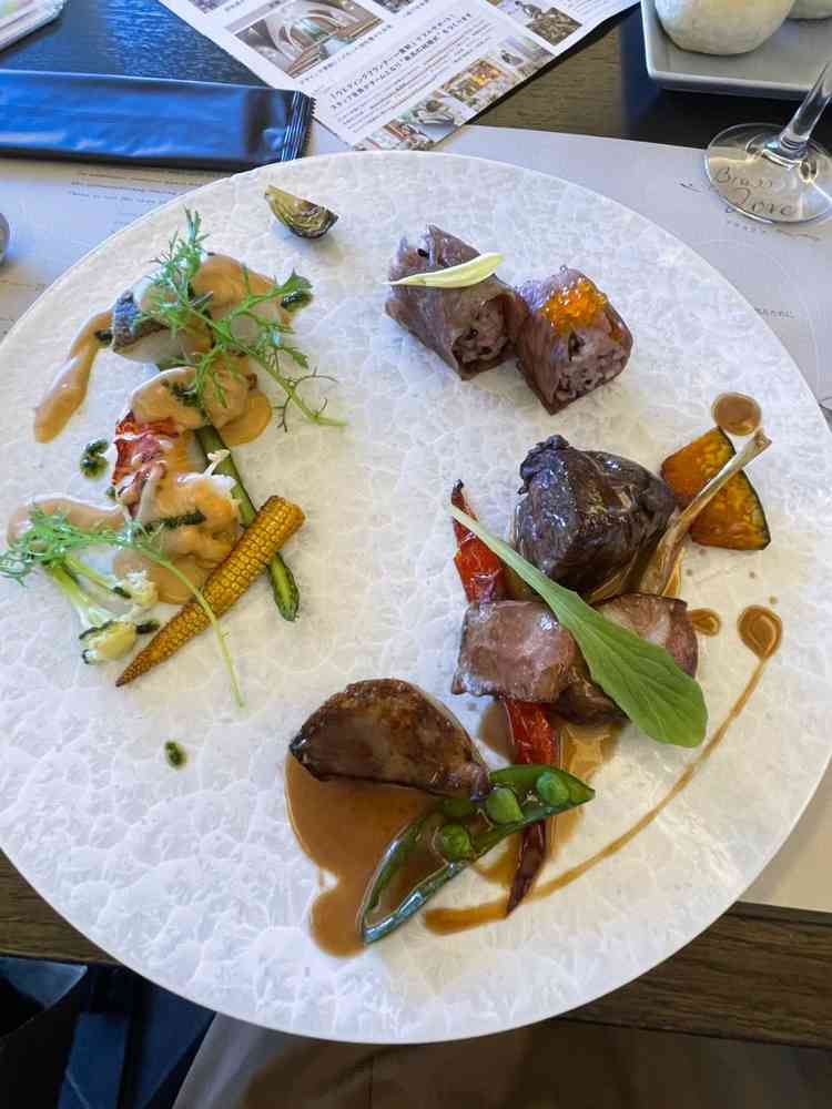 盛り付けが美しいお魚とお肉料理です。