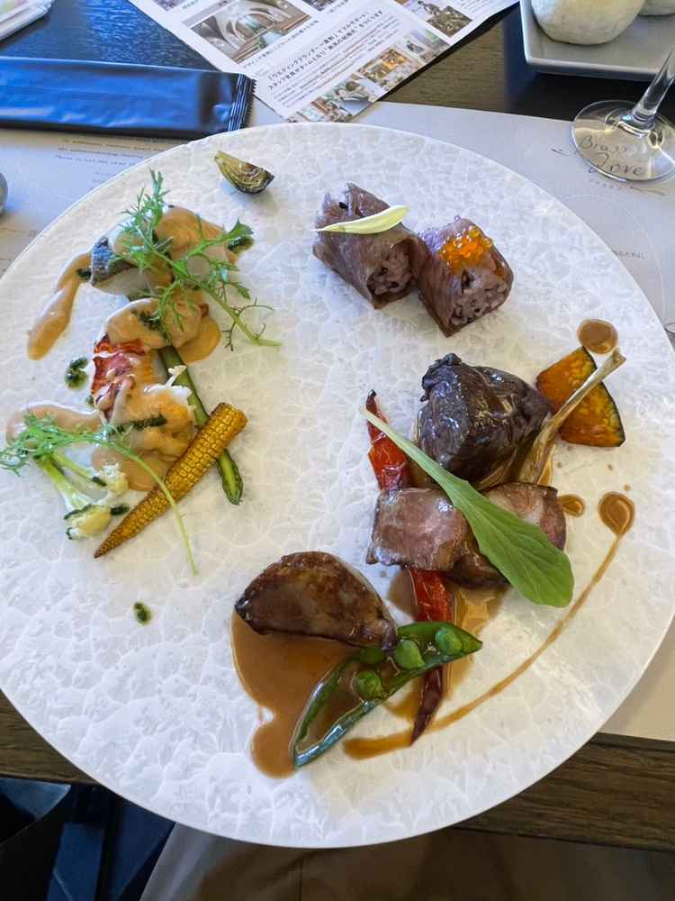 盛り付けが美しいお魚とお肉料理です。