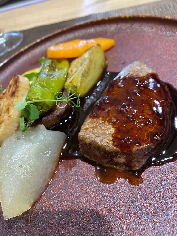 試食でいただいた黒毛和牛のステーキ。簡単に噛み切れる柔らかさで、オリジナルソースとの相性抜群。