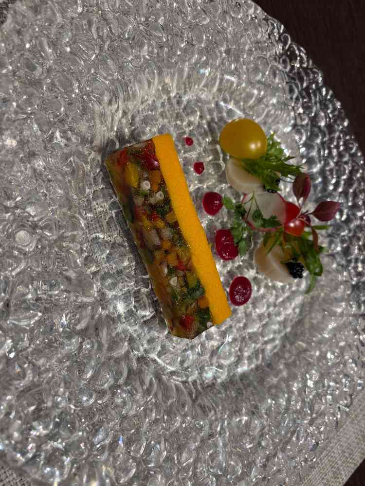 おしゃれな盛り付けで、様々なお野菜が食感のアクセントになっていた。